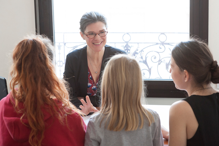 psychologist speaking with children